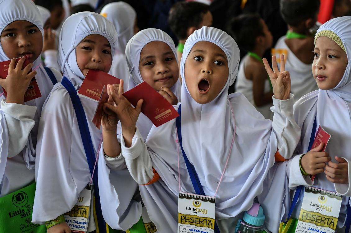 Malaysian children parade in white robes for practice hajj | Arab News