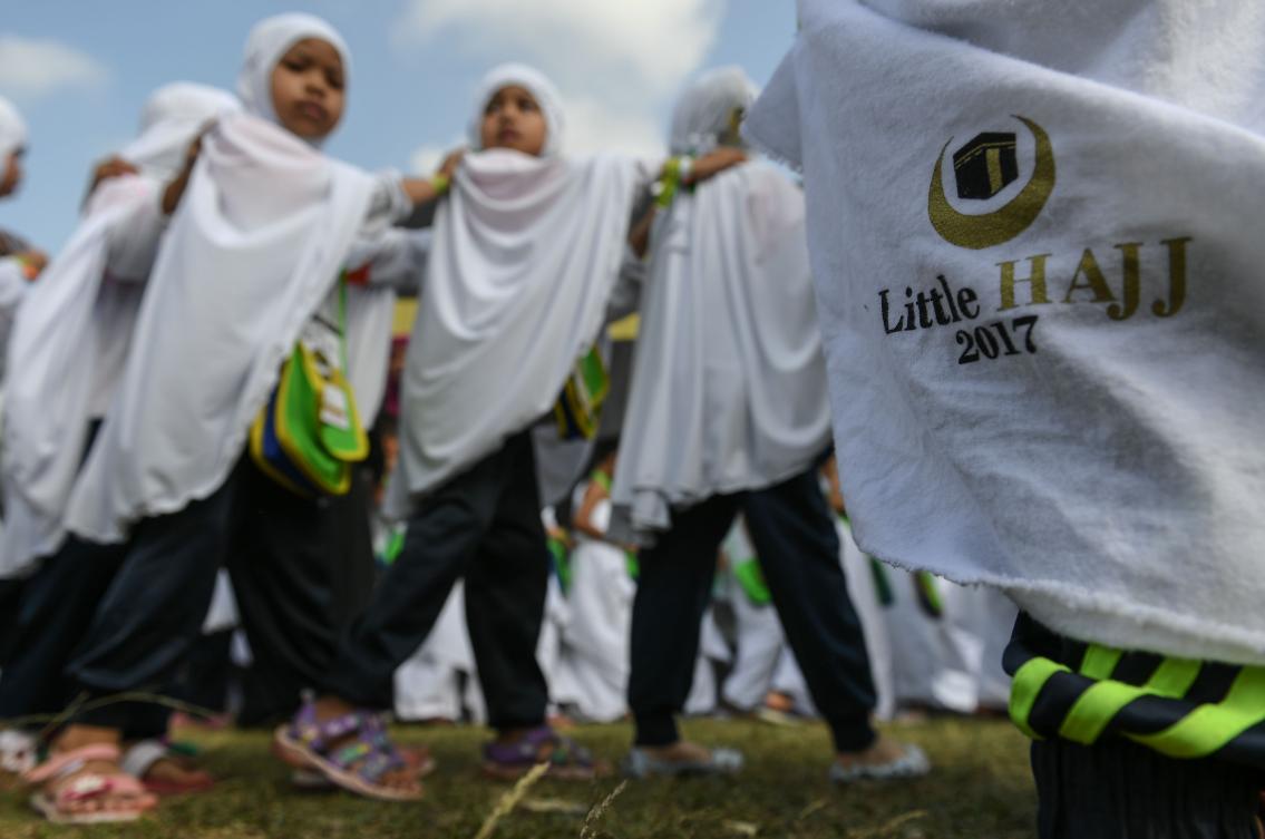 Malaysian children parade in white robes for practice hajj | Arab News