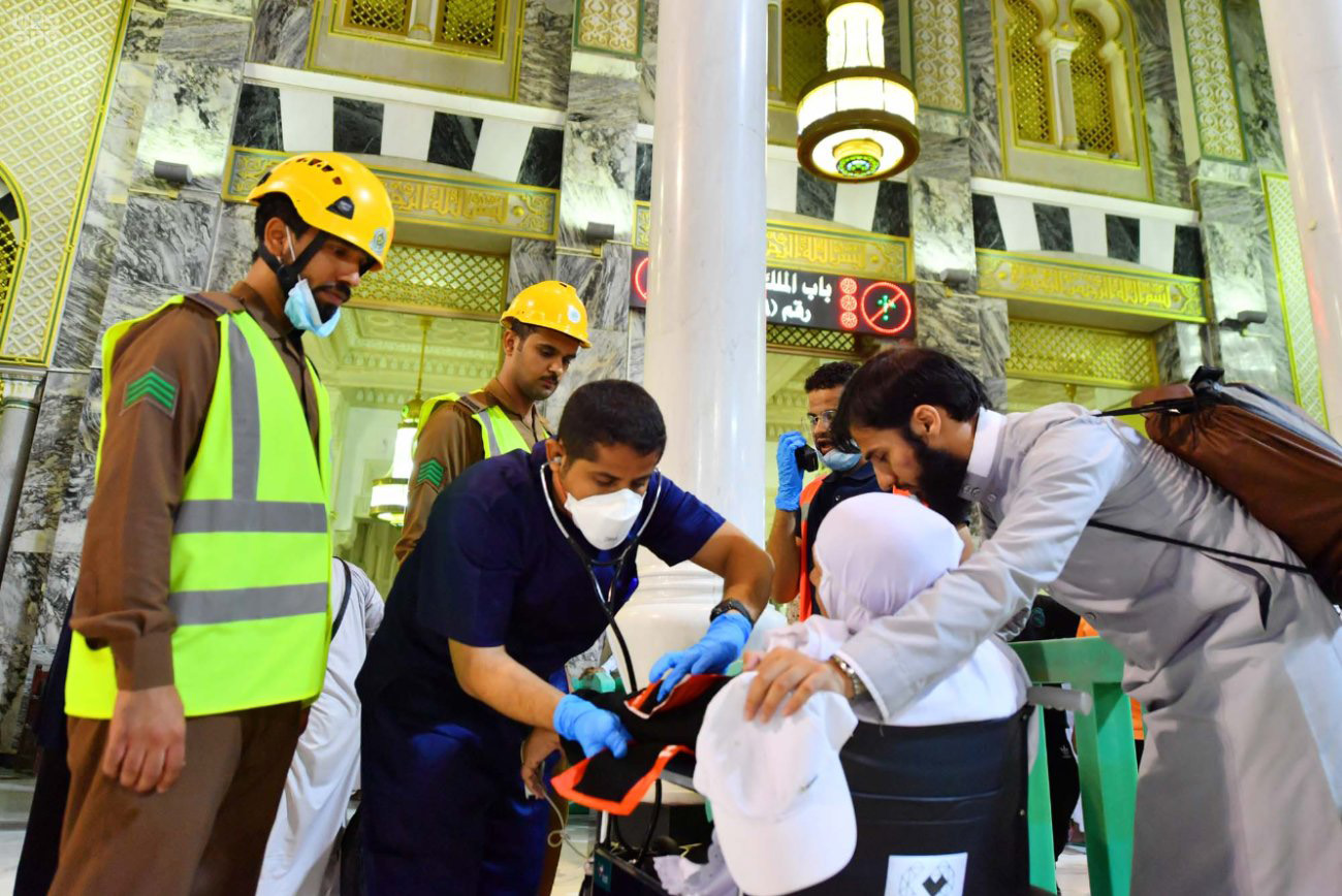 How Hajj volunteers help pilgrims realize their lifelong dream Arab News