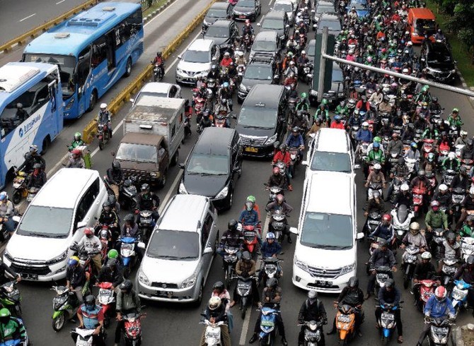 Indonesia’s Notorious Traffic Jam Forces President To Walk | Arab News