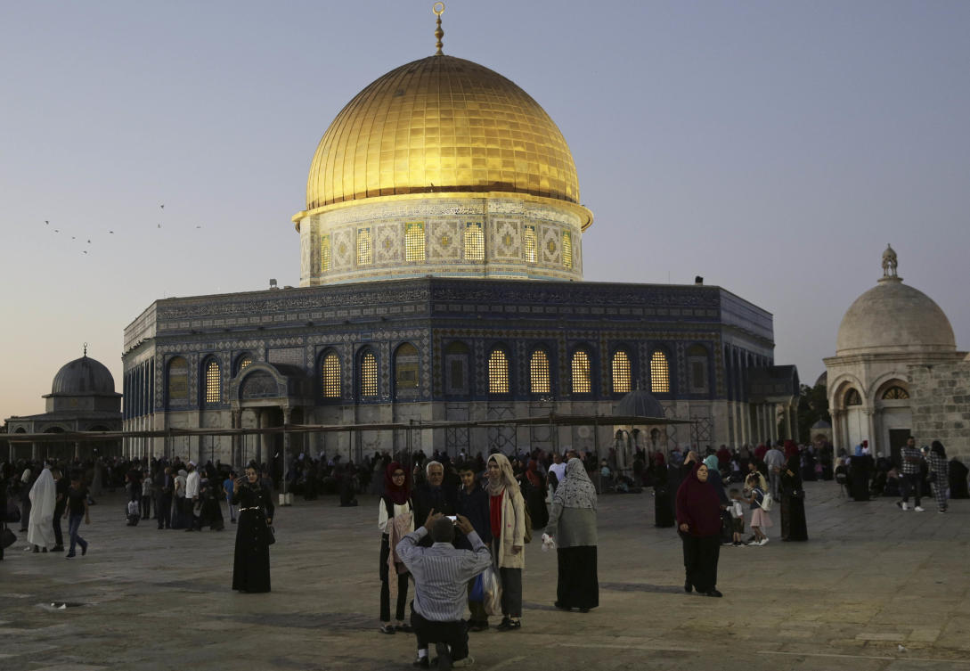 90k Palestinians attend historic mosque for Eid, Gaza residents pray ...