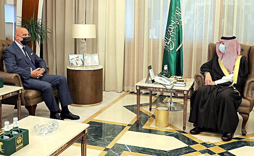 Prince Saud bin Naif, governor of Eastern Province, meets Italian Ambassador to Saudi Arabia Roberto Cantone. (SPA)