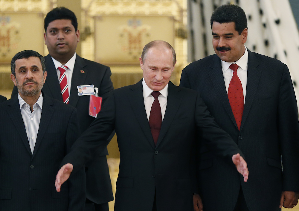 Iranian President Mahmoud Ahmadinejad (L), Russian President Vladimir Putin (C) and Venezuelan President Nicolas Maduro (R) attend a family photo session during the Gas Exporting Countries Forum at the Kremlin in Moscow, on July 1, 2013. (AFP/File Photo)