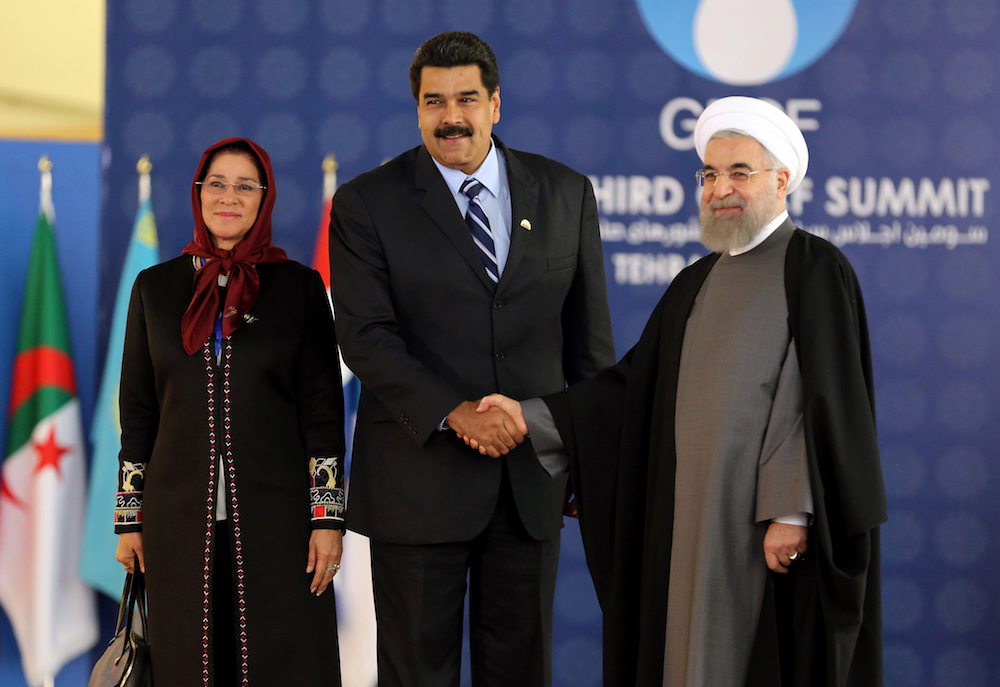 Iranian President Hassan Rouhani (R), his Venezuelan counterpart Nicolas Maduro (C) and Venezuela's First Lady Cilia Flores pose for a picture during the Gas Exporting Countries Forum (GECF) summit in Tehran on November 23, 2015. (AFP/File Photo)