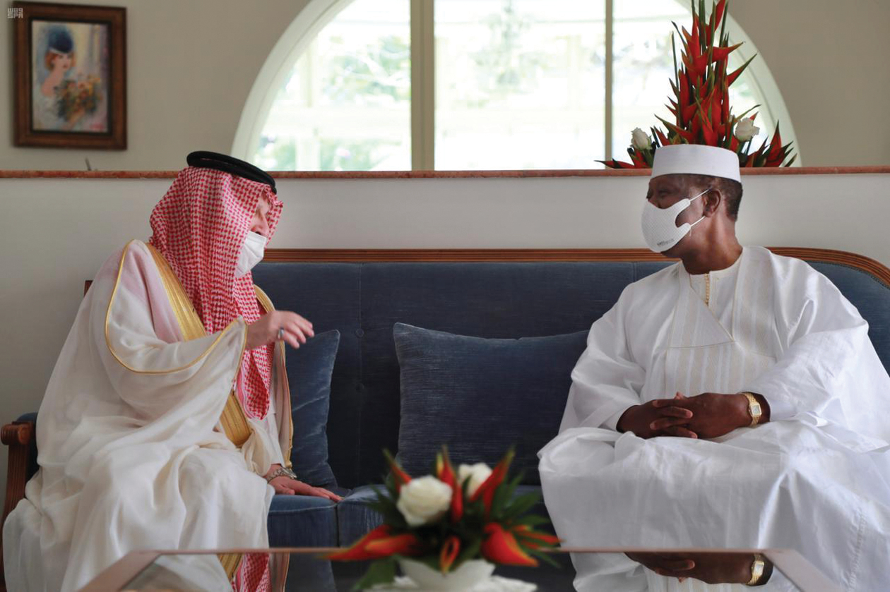 Ahmed bin Abdul Aziz Kattan, Saudi minister of state for African affairs, meeting with Ivory Coast President Alassane Ouattara  in Abidjan on Friday. (SPA)