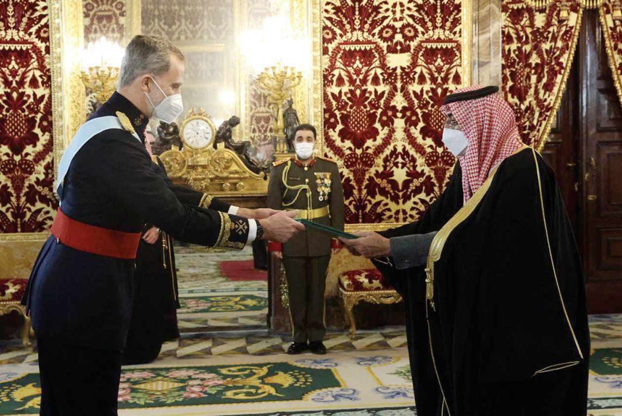 Spain's King Felipe VI (left) receives Azzam Al-Qain, the new Saudi ambassador in Madrid, at Madrid’s Royal Palace on Friday. (SPA).