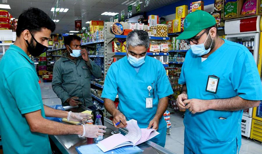 Health inspectors at work in Saudi Arabia. (SPA)