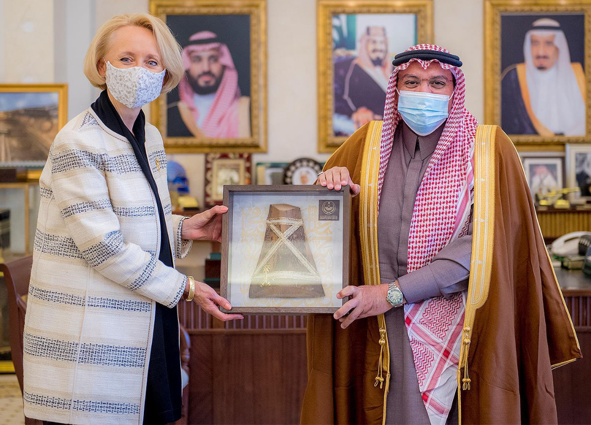 Qassim Gov. Prince Faisal bin Mishaal bin Saud awarding US Embassy chargé d’affaires Martina Strong in Riyadh on Wednesday. (SPA)