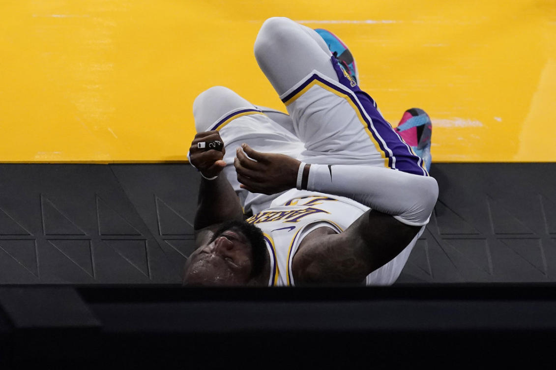 LeBron James Sprains Right Ankle In Loss, Out Indefinitely » TheNewsDigit