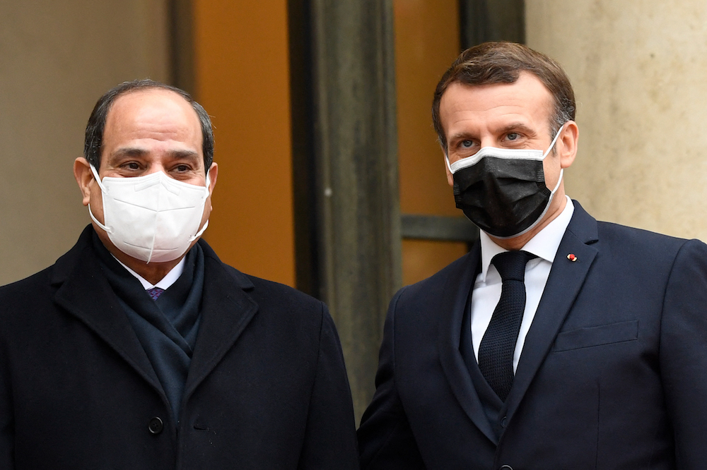 French President Emmanuel Macron (R) welcomes his Egyptian counterpart Abdel Fattah El-Sisi (L) at the Elysee presidential Palace in Paris. (File/AFP)