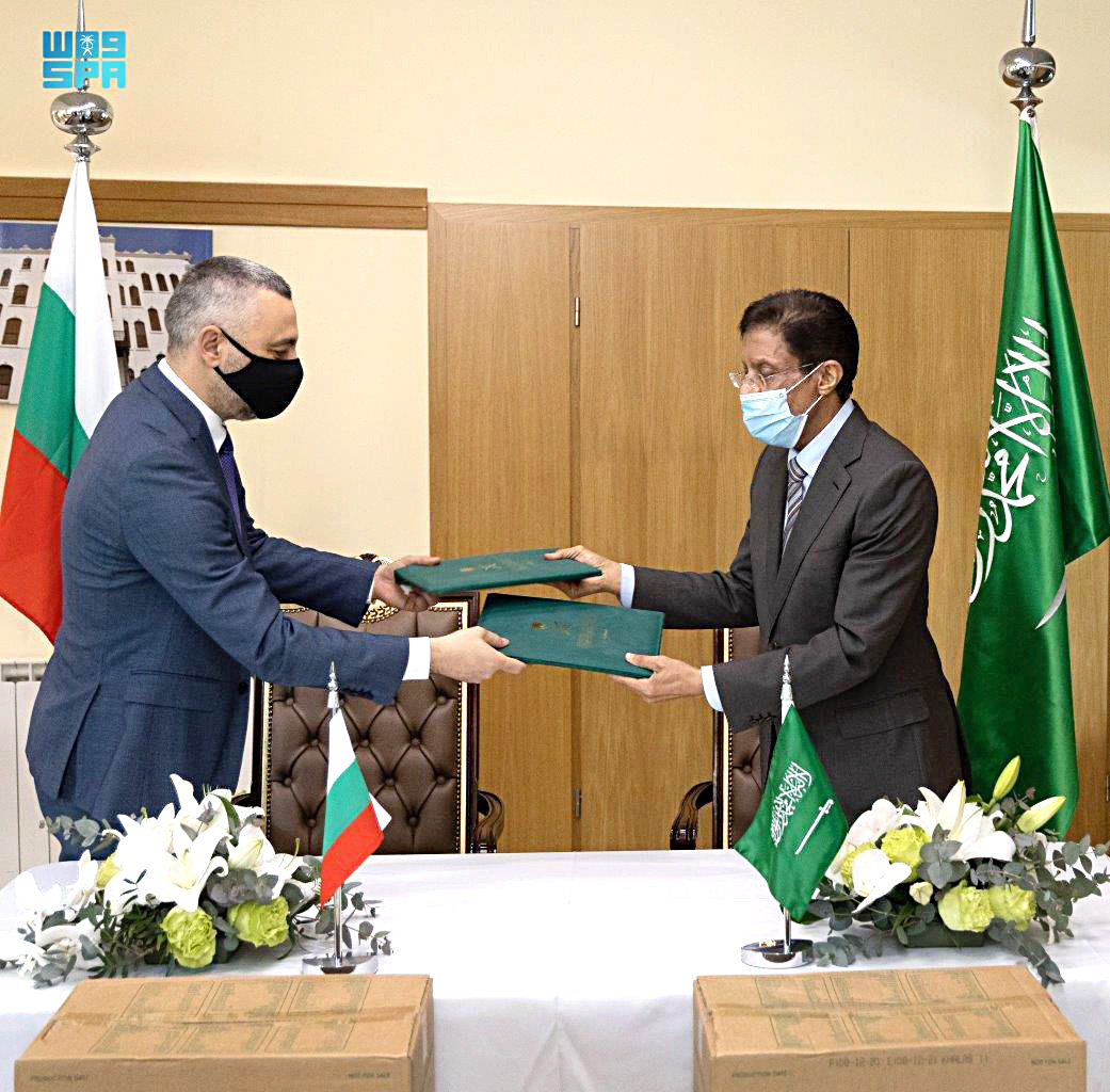 Bulgarian Foreign Ministry Kalin Anastasov received the gift from Saudi Ambassador Misfer bin Abdulrahman Al-Ghasib. (SPA)