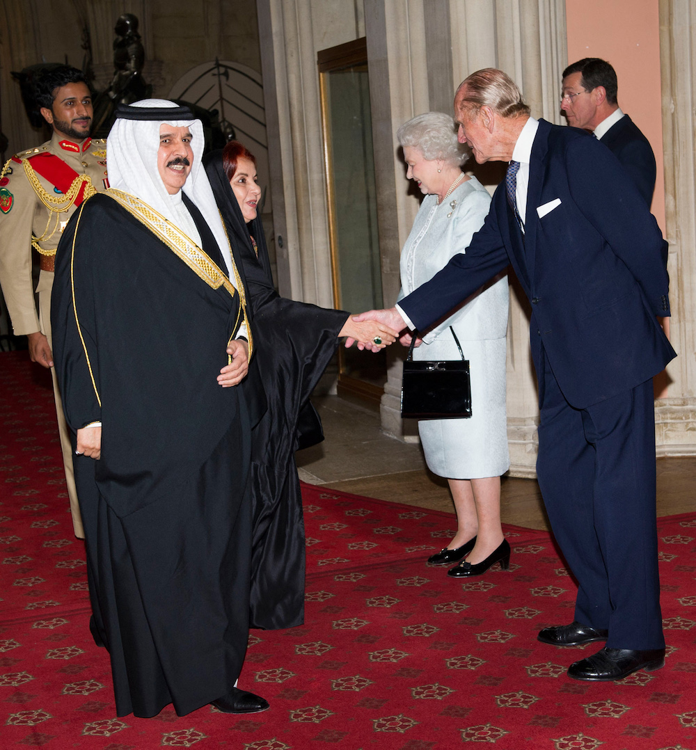 Britain's Queen Elizabeth II (3rd R) and Prince Philip (2nd R) greet Bahrain's King Hamad bin Issa Al-Khalifa (2nd L) and Sheikha Sabika bint Ibrahim Al-Khalifa (3rd L) at Windsor Castle on May 18, 2012. (AFP/File Photo)