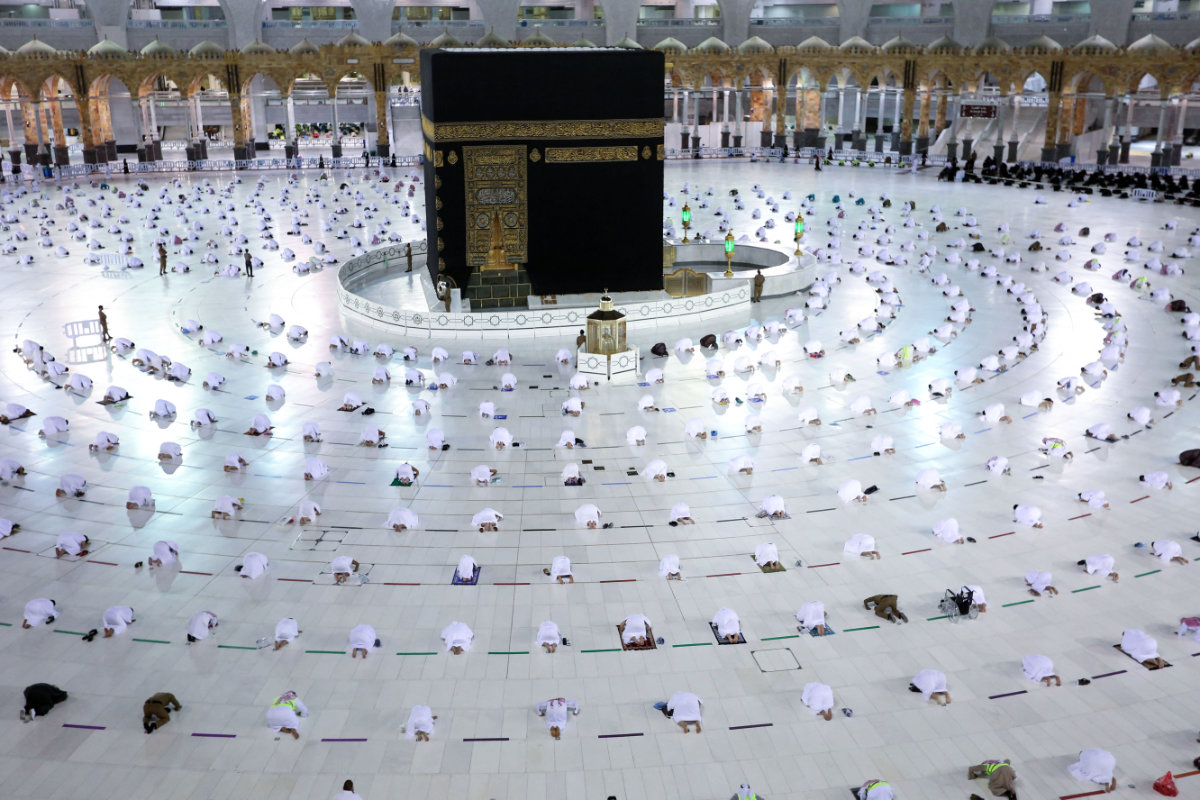 Muslim worshippers perform the evening Tarawih prayer during the fasting month of Ramadan around the Kaaba in Makkah's Grand Mosque con April 13, 2021. (AFP)