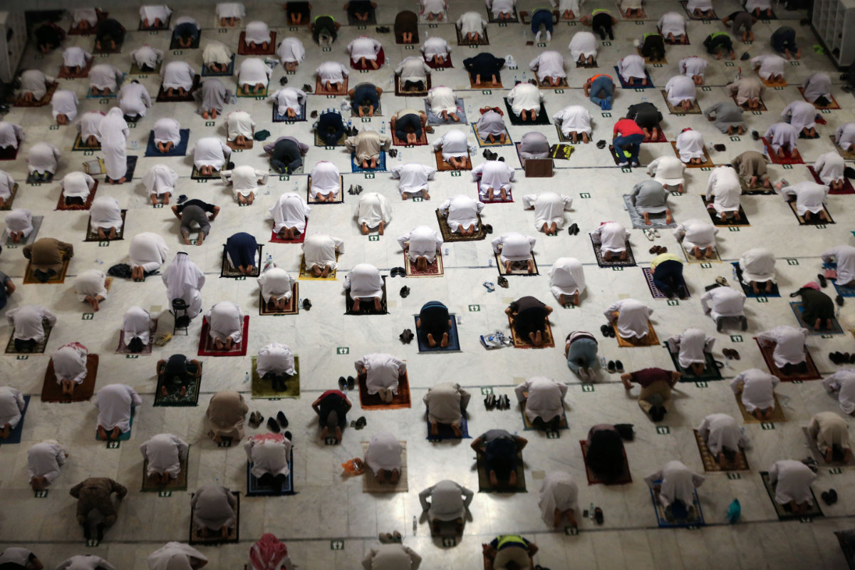 Muslim worshippers perform the evening Tarawih prayer during the fasting month of Ramadan around the Kaaba in Makkah's Grand Mosque con April 13, 2021. (AFP)