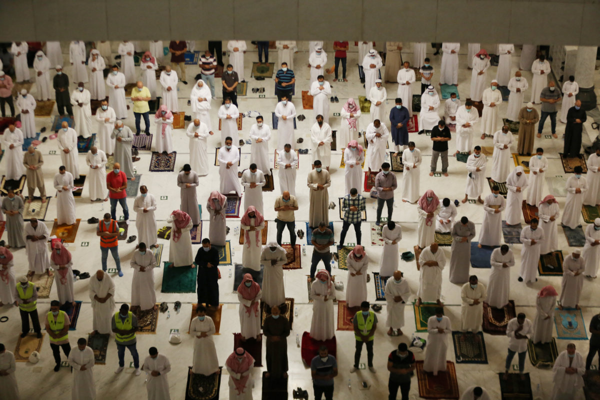 Muslim worshippers perform the evening Tarawih prayer during the fasting month of Ramadan around the Kaaba in Makkah's Grand Mosque con April 13, 2021. (AFP)