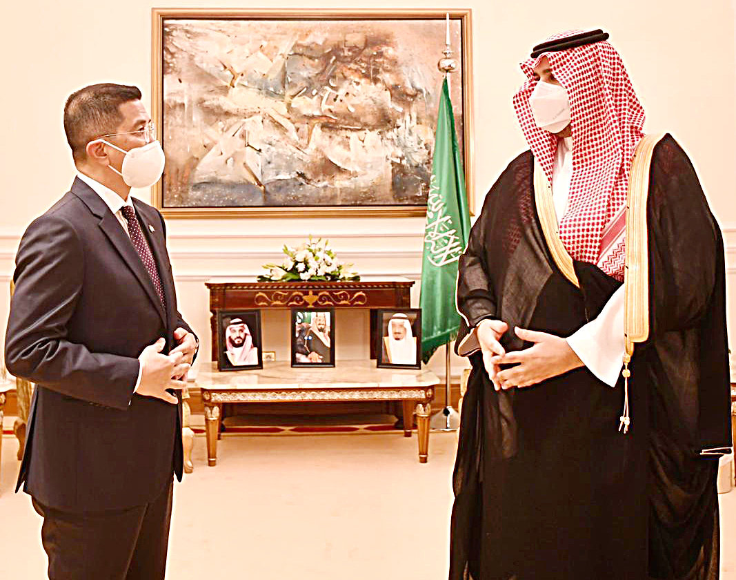 Saudi Minister of State Prince Turki bin Mohammed bin Fahd receives Malaysia's trade minister Mohamed Azmin Ali in Jeddah on Wednesday. (SPA)