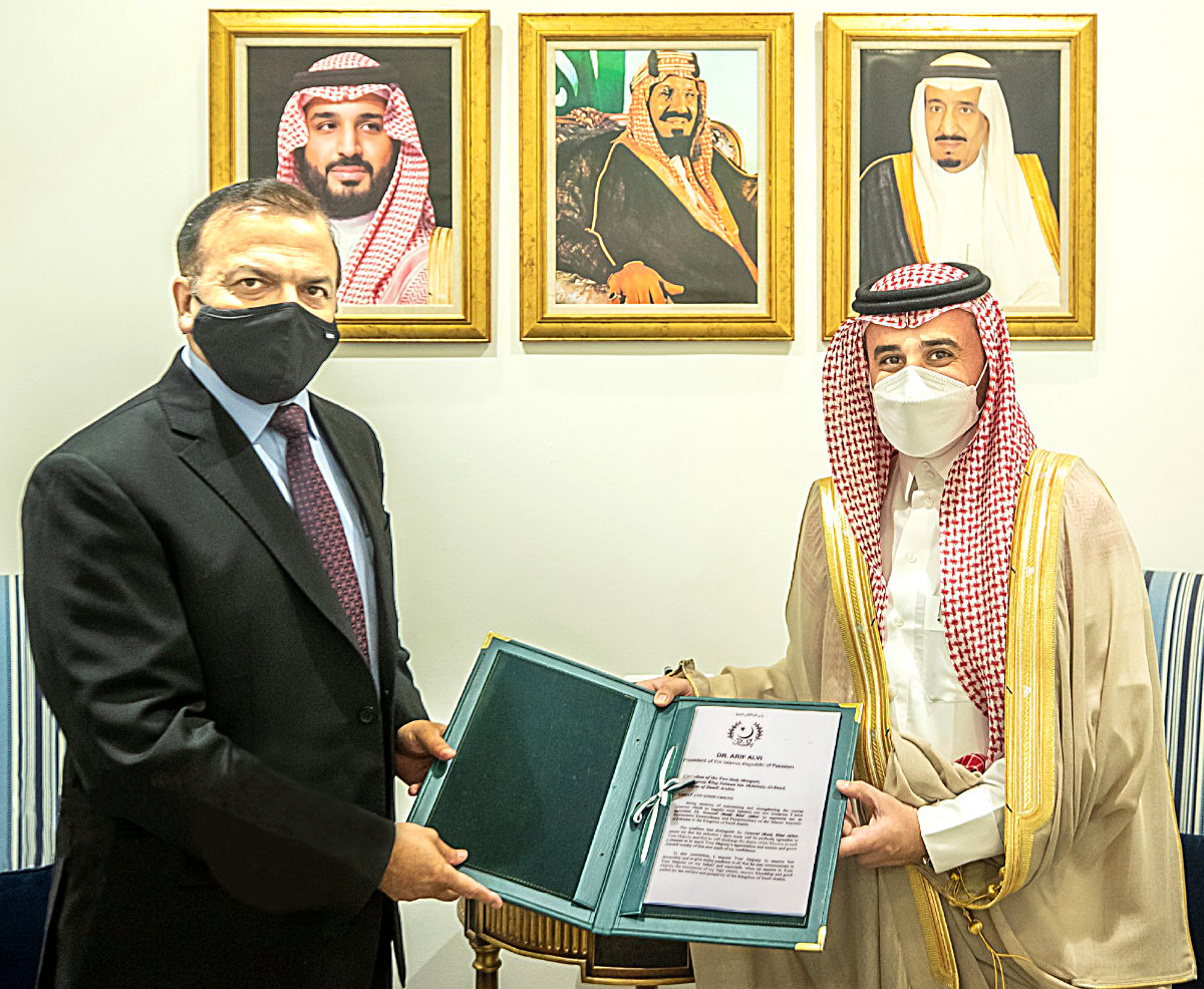 Undersecretary Mashari bin Ali bin Nahit of the Saudi Ministry of Foreign Affairs receives Pakistan's new ambassador Bilal Akbar in Riyadh on Thursday. (SPA)
