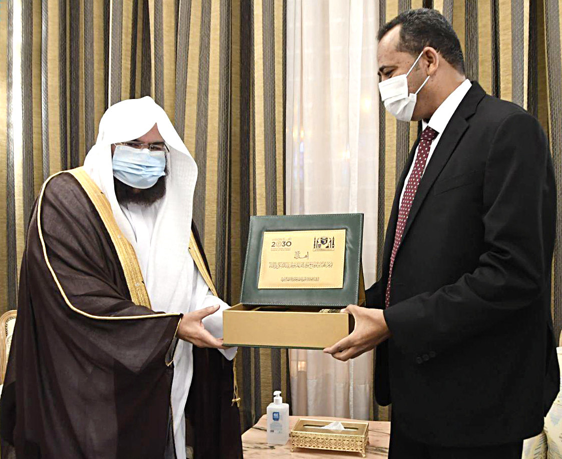 Dr. Abdulrahman Al-Sudais presenting a memento to Sudanese Culture and Information Minister Hamzah Balloul in Makkah on Wednesday. (SPA)