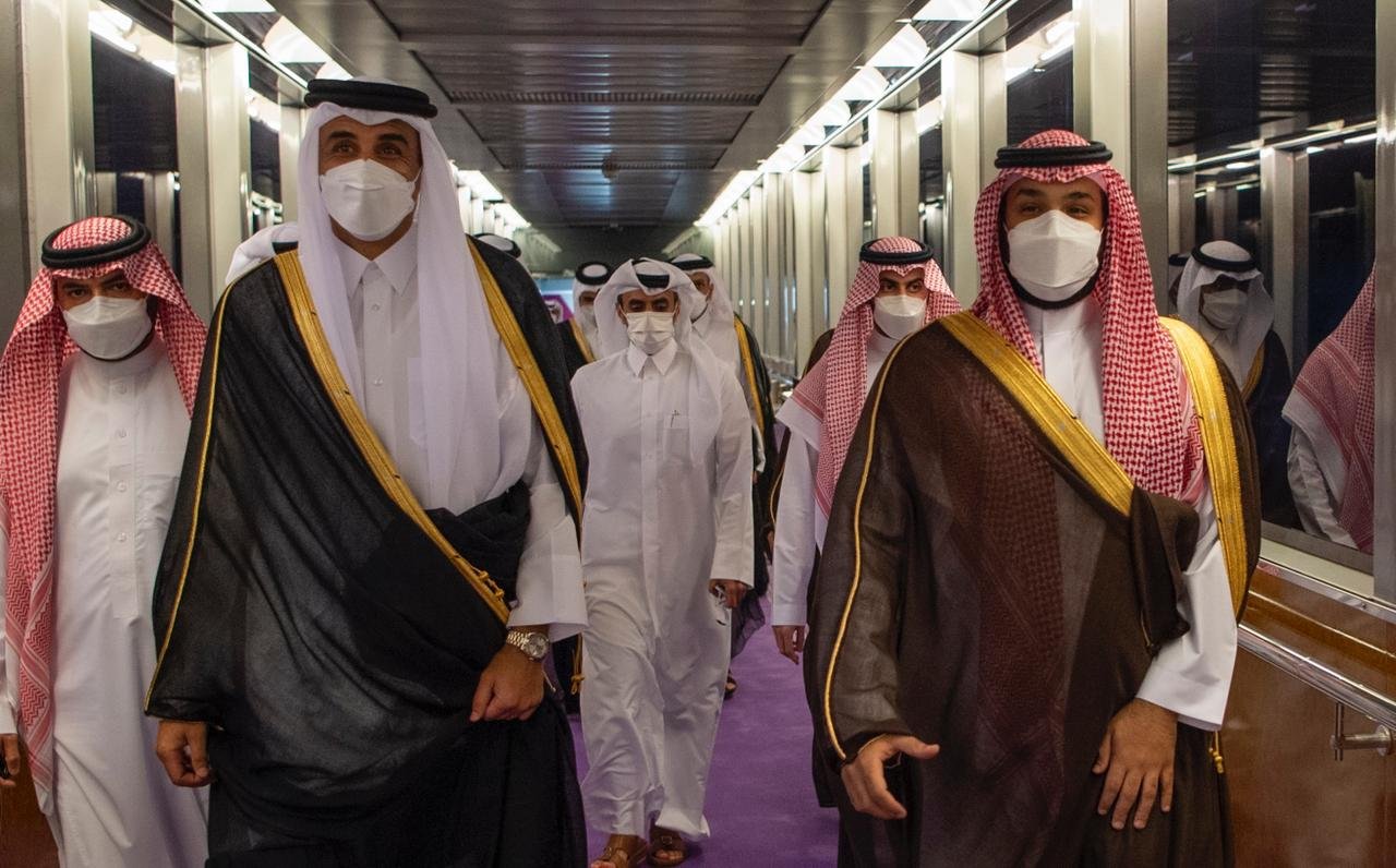 Qatar’s Emir Sheikh Tamim bin Hamad arrives in Jeddah, where he is received by Saudi Arabia’s Crown Prince Mohammed bin Salman. (SPA)