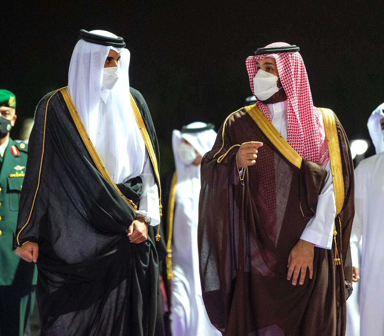 Qatar’s Emir Sheikh Tamim bin Hamad arrives in Jeddah, where he is received by Saudi Arabia’s Crown Prince Mohammed bin Salman. (SPA)