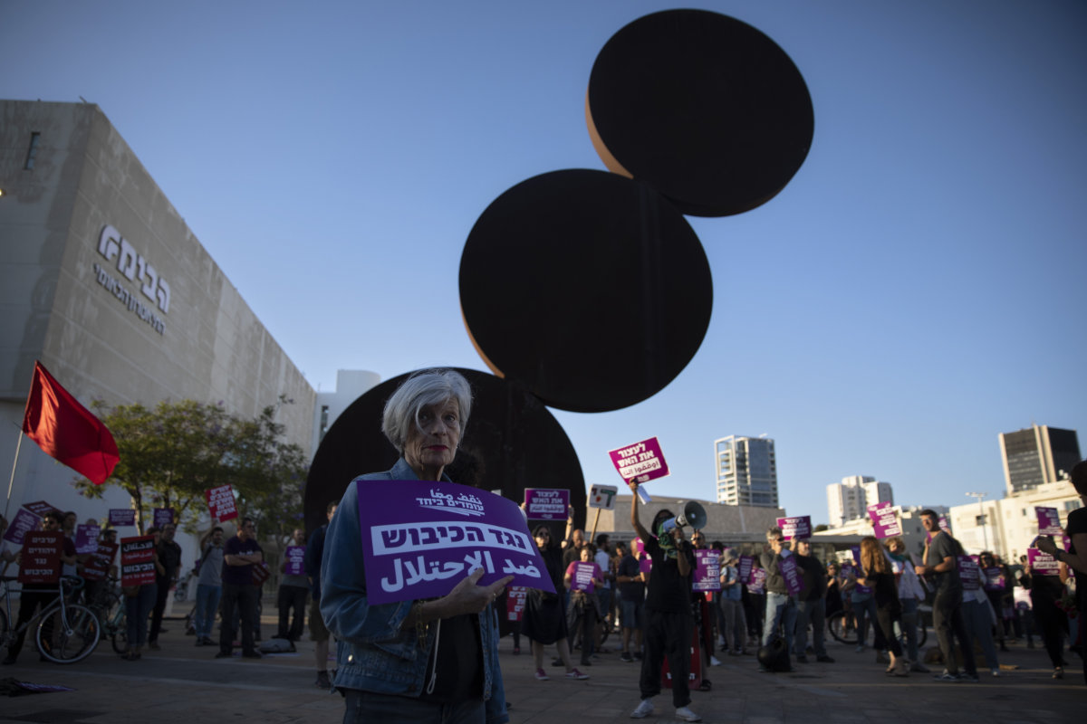 Israeli left-wing activists demonstrate in Tel Aviv on May 13, 2021 to denounce Israeli occupation of Palestinian territories. (AP Photo/Sebastian Scheiner)