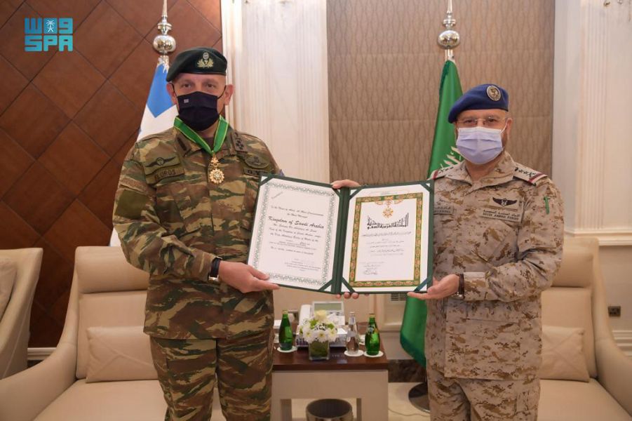 Chief of General Staff Gen. Fayyad bin Hamed Al-Ruwaili decorated his Greek counterpart Gen. Konstantinos Floros with King Abdulaziz Medal, excellence class, in line with an order from King Salman. (SPA)