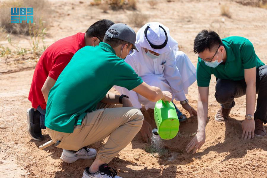 Chinese Ambassador Chen Weiqing participates in tree planting activities at Huraymila National Park in Saudi Arabia. (SPA)