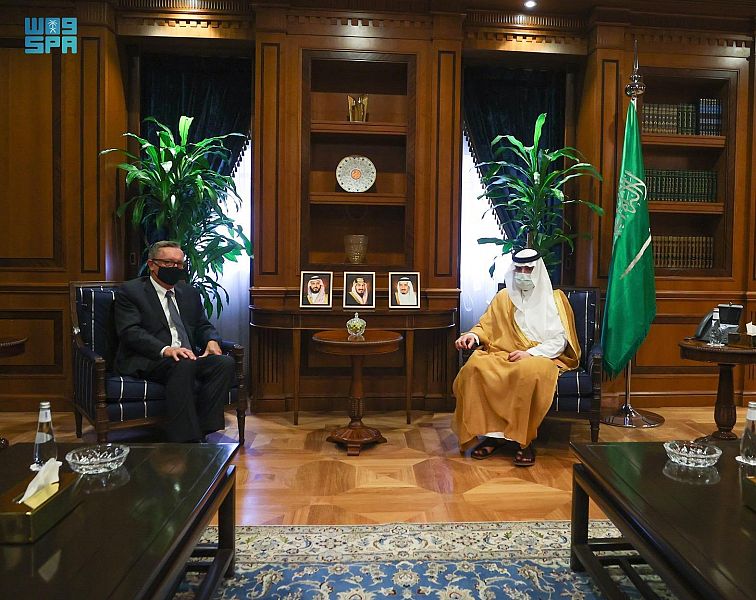 Saudi Minister of State for Foreign Affairs Adel Al-Jubeir meets US envoy for the Horn of Africa Jeffrey Feltman. (SPA)