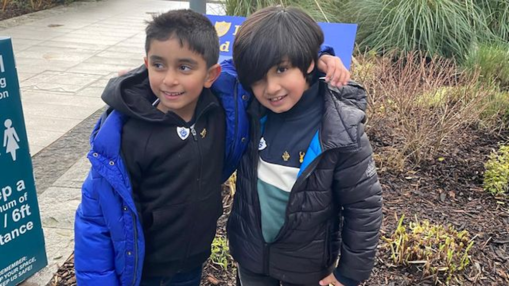 Best friends Ayaan Moosa and Mikaeel Ishaaq set up their homemade lemonade stand and managed to raise £140,000 for Yemen. (Twitter/@LemonAidboys)