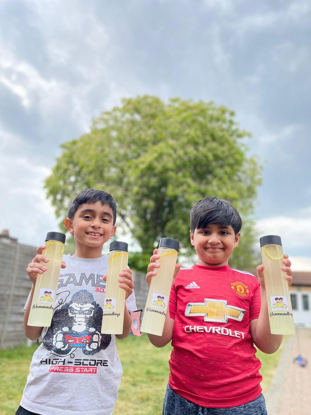 Best friends Ayaan Moosa and Mikaeel Ishaaq set up their homemade lemonade stand and managed to raise £140,000 for Yemen. (Twitter/@LemonAidboys)