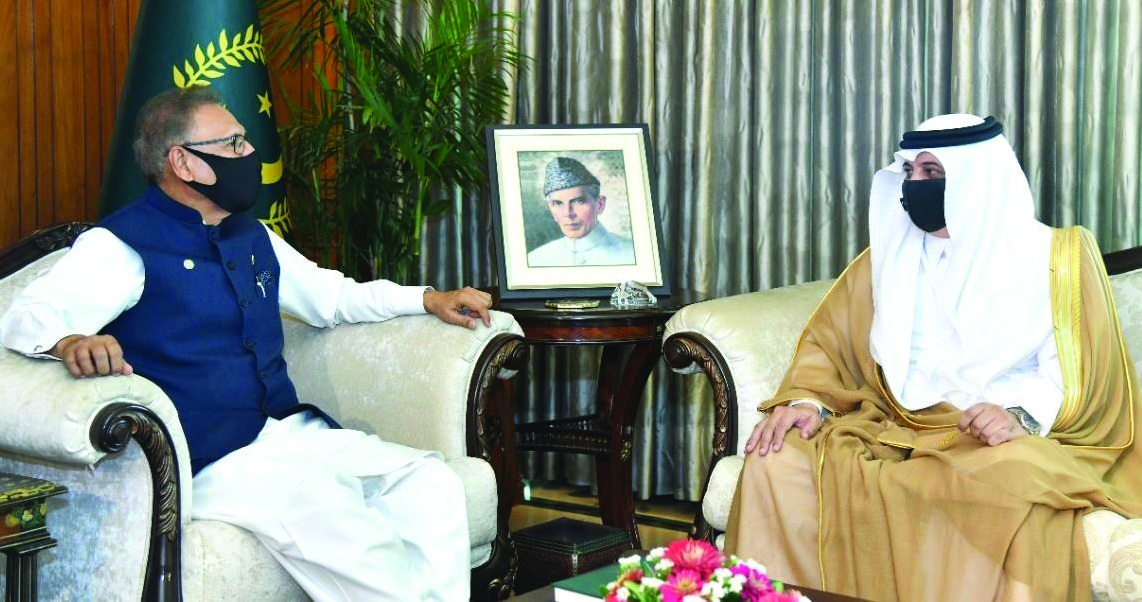 Pakistani President Arif Alvi (left) receives Saudi Ambassador Nawaf bin Said Al-Malki at the presidential palace in Islamabad on Saturday. (SPA)