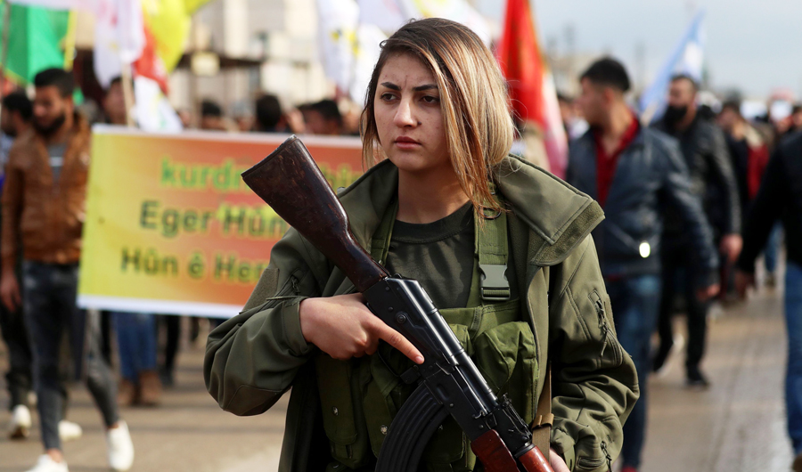 A fighter from the Syrian Democratic Forces participates in a demonstration in the northeastern Syrian Kurdish-majority city of Qamishli against threats from Turkey. (AFP file photo)