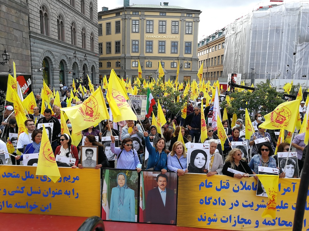 Swedish Iranians gathering outside the courtroom to bring attention to Noury's crimes. (Photo by Ann Tornkvist)