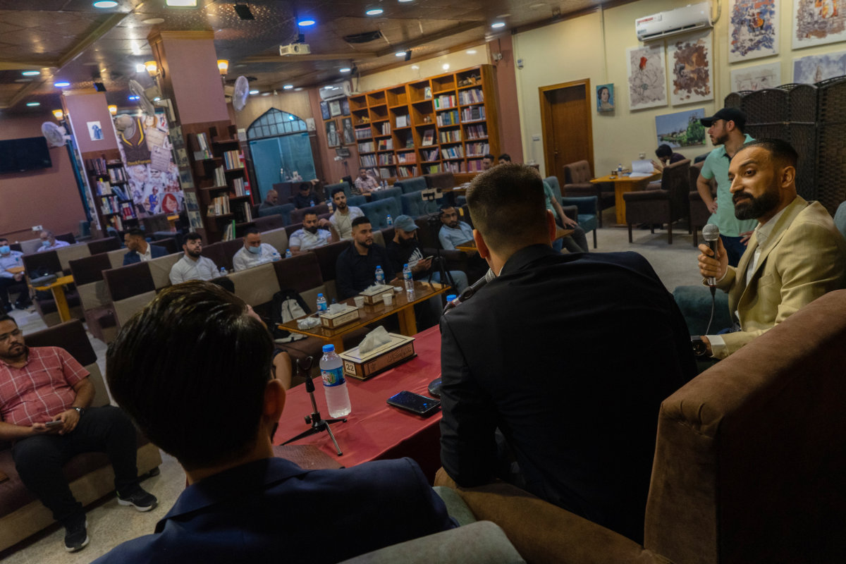 Election hopefuls are using Mosul’s Book Forum cafe to reverse the trend of political apathy among the Iraqi youth. Just 4 years ago, the city served as the capital of Daesh’s brutal caliphate. (AFP)