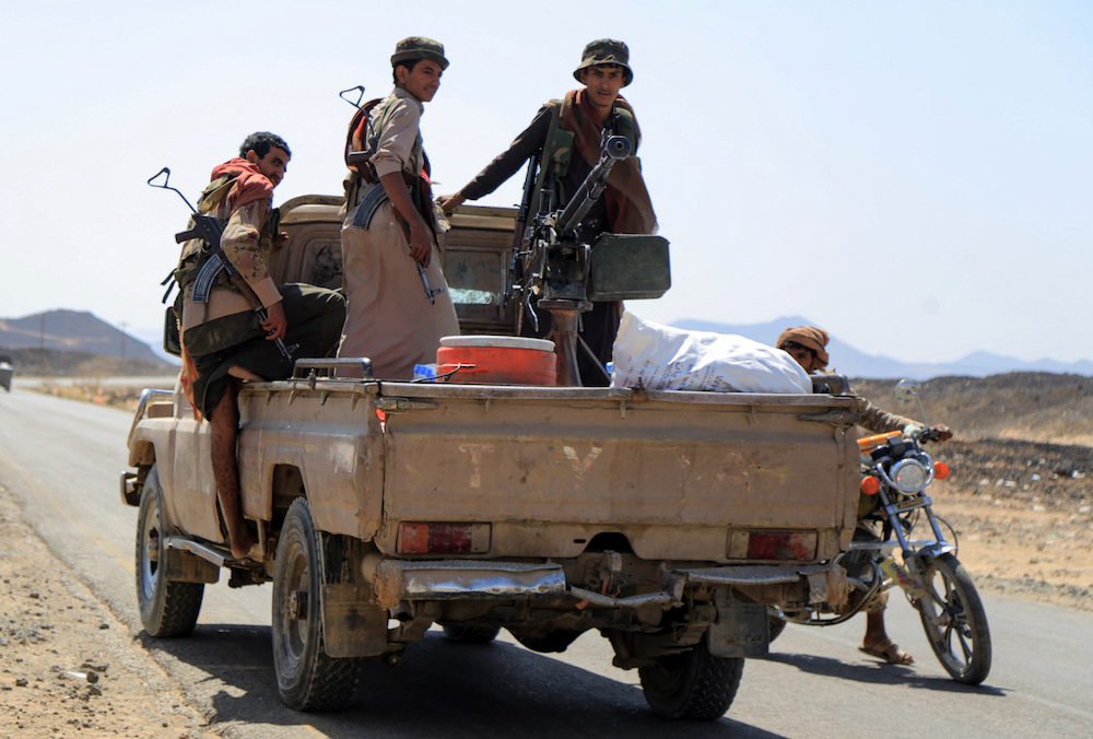 Fighters loyal to Yemen’s government ride a pickup truck on their way to a position near the frontline facing Iran-backed Houthi militants in the northeastern province of Marib, on Oct. 17, 2021. (AFP)