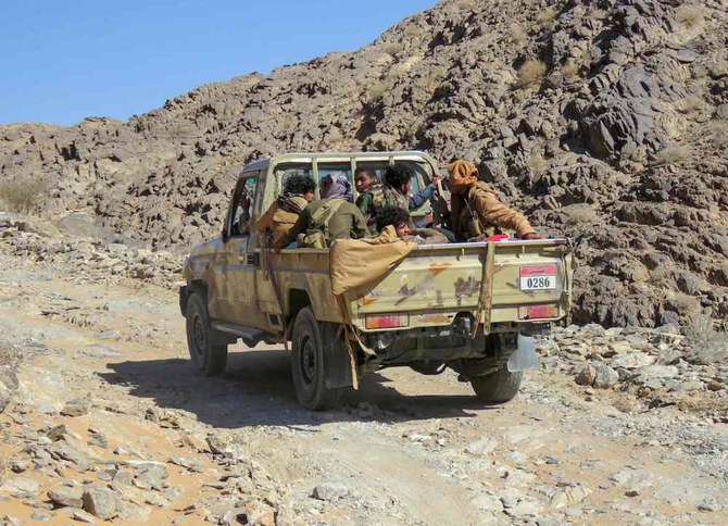 Fighters loyal to the Yemeni government deploy in a position of the Al-Juba frontline, facing Iran-backed Houthi militants in the northeastern province of Marib, on Oct. 24, 2021. (AFP)