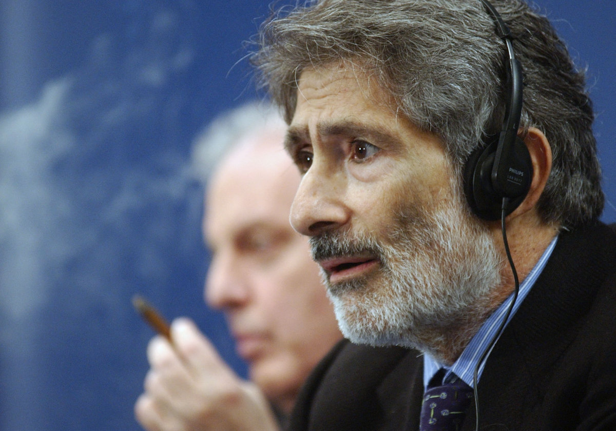 Edward Said talks during a press conference with Israeli conductor-pianist Daniel Barenboim (L) in Oviedo on Oct. 25, 2002 for their joint efforts to promote peace in the Mideast. (AFP file)