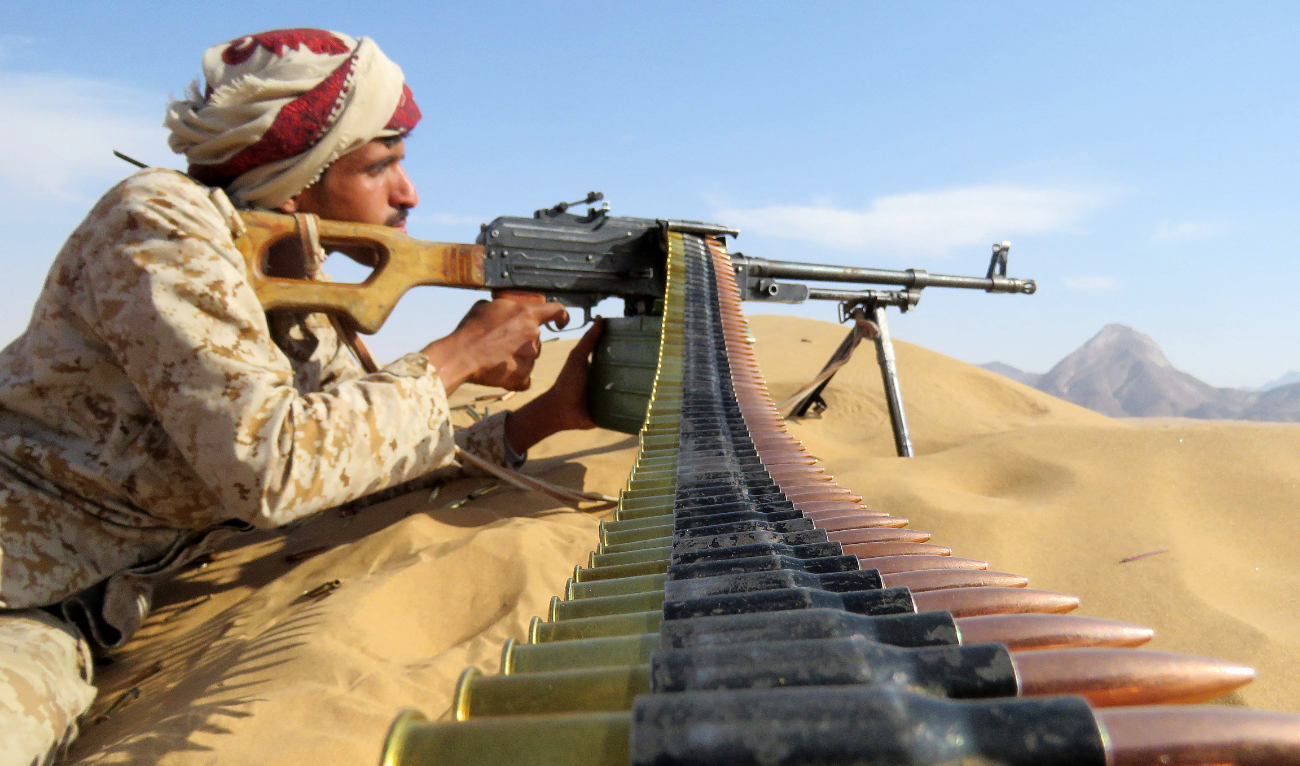 A Yemeni pro-government fighter is pictured during fighting with Huthi rebels on the south frontline of Marib, the last remaining government stronghold in northern Yemen, on November 10, 2021. (AFP)