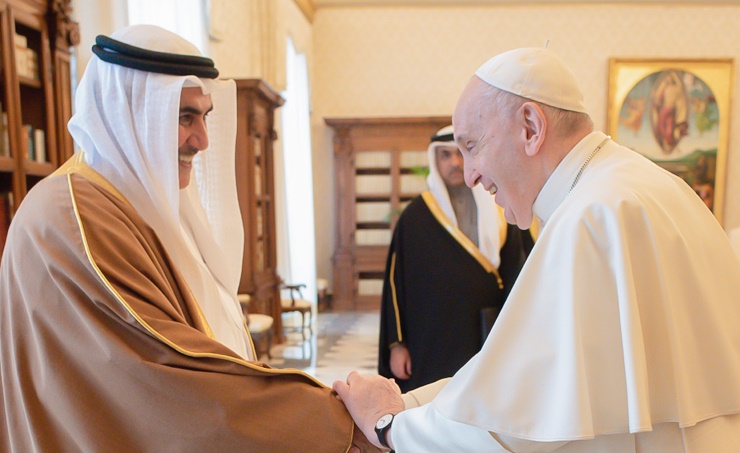 Pope Francis receives Sheikh Khalid bin Ahmed bin Mohammed, adviser for diplomatic affairs to Bahrain’s King Hamad, at the Vatican. (BNA)