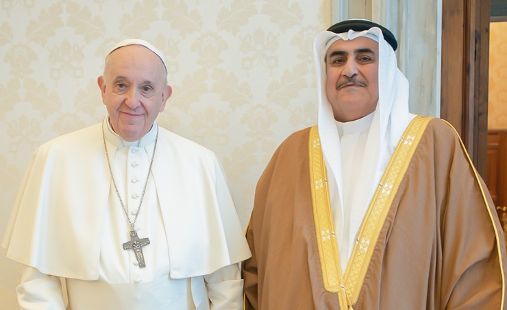 Pope Francis receives Sheikh Khalid bin Ahmed bin Mohammed, adviser for diplomatic affairs to Bahrain’s King Hamad, at the Vatican. (BNA)