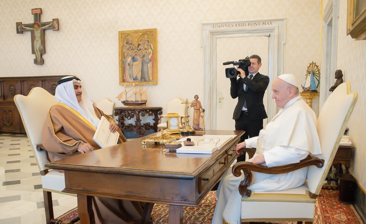 Pope Francis receives Sheikh Khalid bin Ahmed bin Mohammed, adviser for diplomatic affairs to Bahrain’s King Hamad, at the Vatican. (BNA)