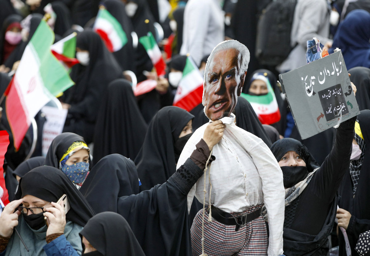 Iranian protesters raise a dummy of US President Joe Biden during a rally outside the former US embassy in Tehran on Nov. 4, 2021, to mark the 42nd anniversary of the start of the Iran hostage crisis. (AFP photo)