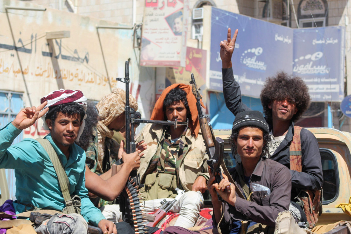 Yemeni pro-government fighters man a position on the outskirts of al-Jawba in Marib on Jan. 27, 2022. (Photo by Saleh Al-Obeidi / AFP)