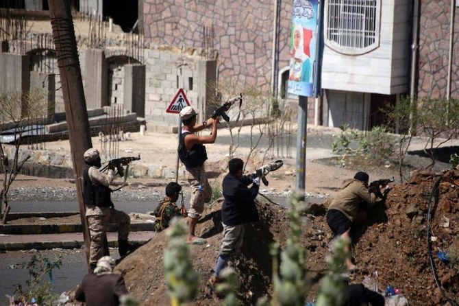 Yemeni fighters hold a position during clashes with Houthi militia, Taiz, Yemen. (AFP/File Photo)