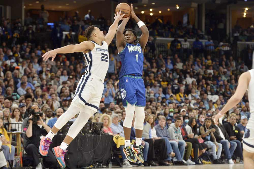 Donovan Mitchell of the Utah Jazz drives against Mavericks' Spencer Dinwiddie at American Airlines Center on April 16, 2022 in Dallas, Texas. (Tom Pennington/Getty Images/AFP)