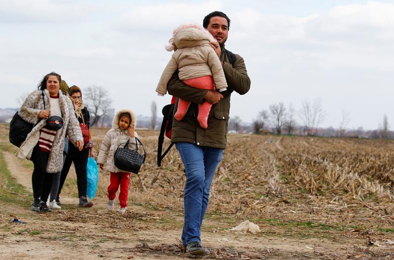 Migrants walk to Turkey's Pazarkule border crossing with Greece's Kastanies, in Pazarkule, Turkey, February 28. (Reuters)