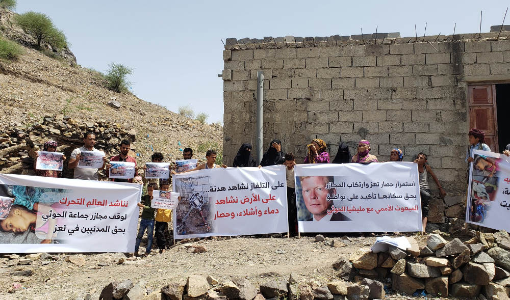 Villagers in Taiz's Al-Sailah hold a vigil to denounce deadly attacks by the Houthis that killed and wounded many civilians. (Photo: Maher Al-Abessi)