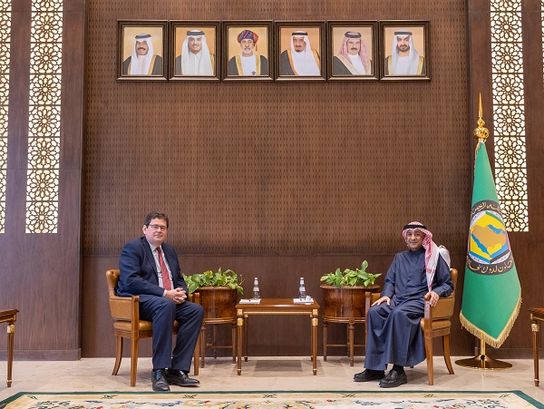 The GCC’s new Secretary General Jassem Mohamed Albudaiwi meets with the British ambassador to Saudi Arabia Neil Crompton on Wednesday. (GCC)
