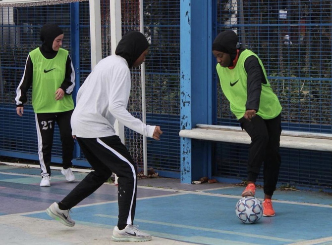 لاعبو كرة قدم مسلمون يتحدون حظر الحجاب الفرنسي خلال المباريات