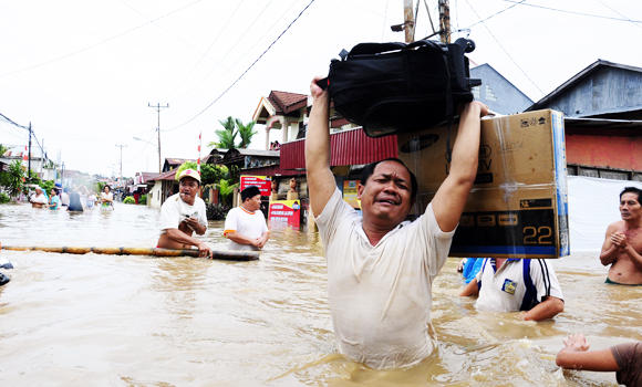 Indonesia Floods, Landslides Kill 17 | Arab News